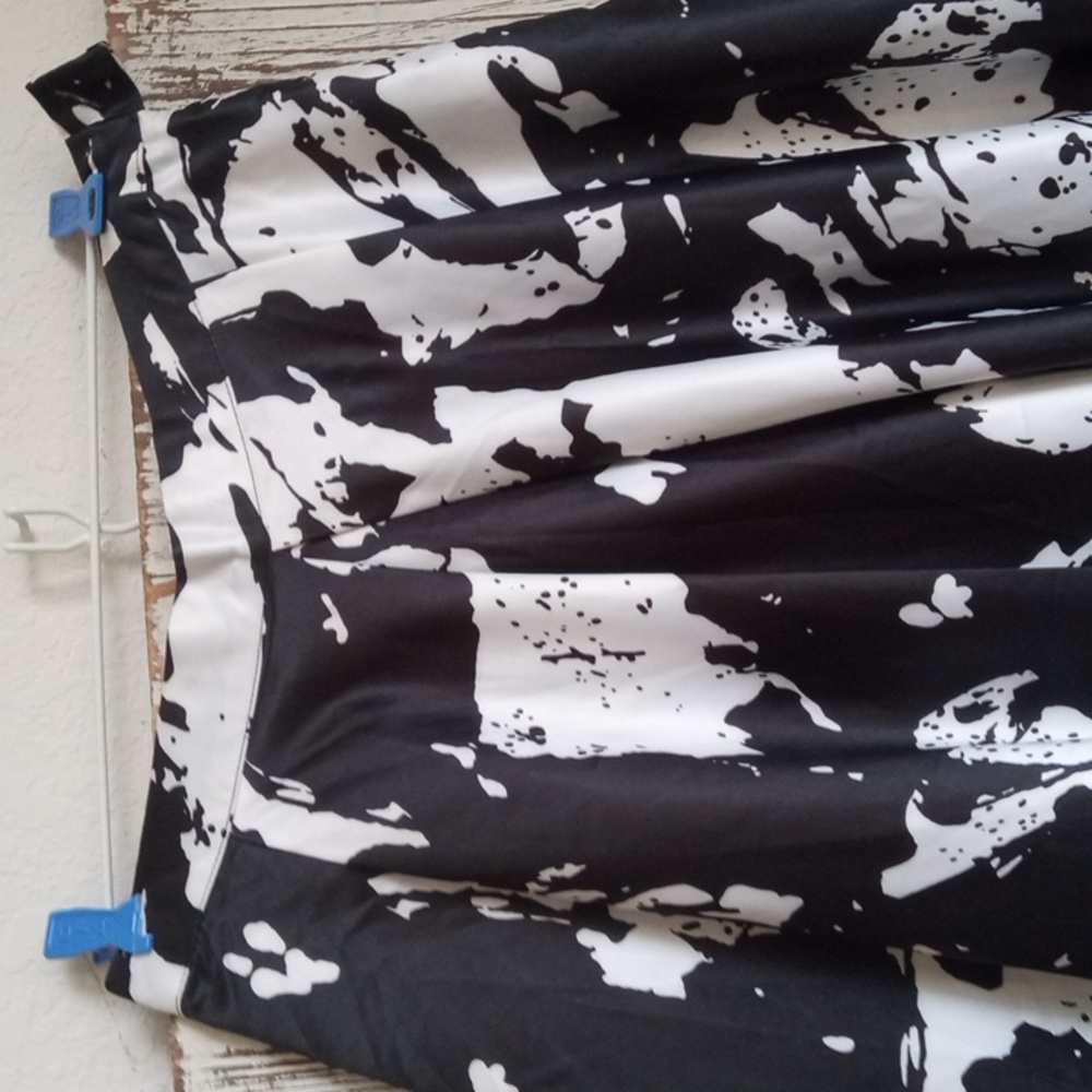 Romeo & Juliet Couture Taffeta Style Skirt - Picture 2 of 3